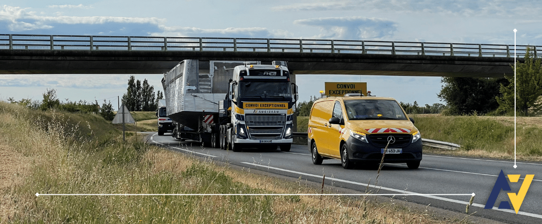 Convoi exceptionnel d'un bateau - coque